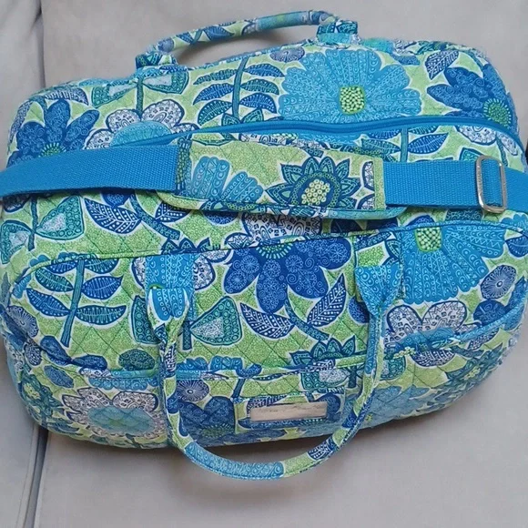 Vera Bradley Grand Traveler Tote / Duffel In Doodle Daisy Pattern - Picture 9 of 17